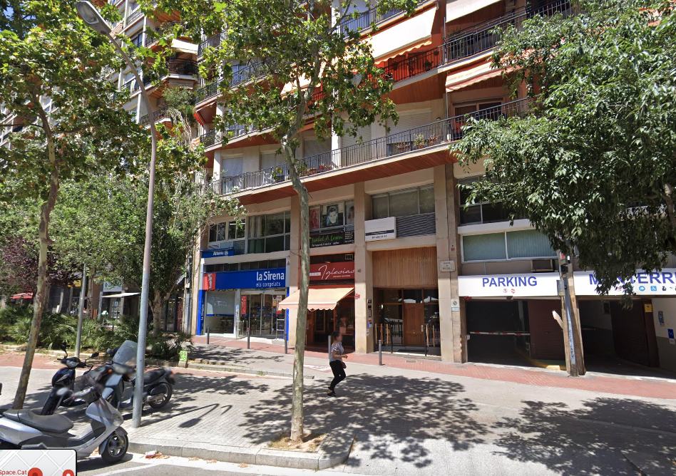 Entrada del edificio de la Avenida de Mistral 40, Barcelona